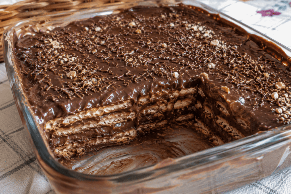Pavê simples de chocolate e biscoito