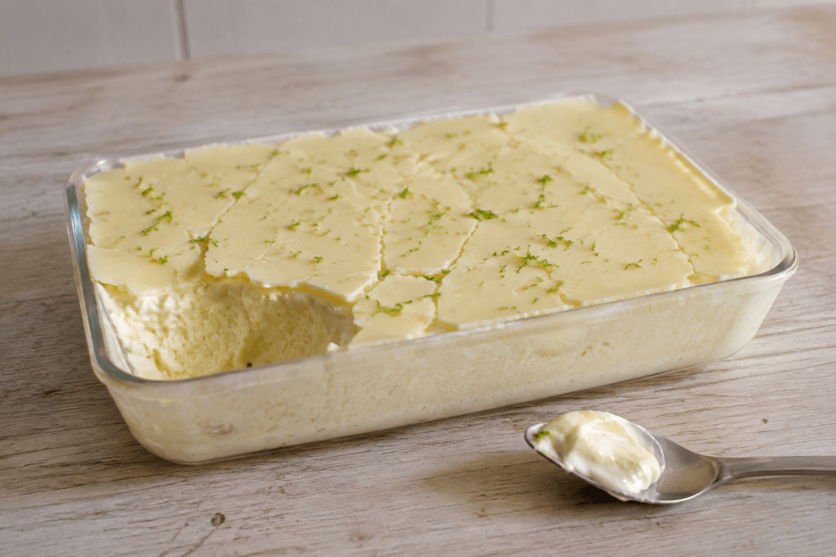 Mousse de limão com casquinha de chocolate branco