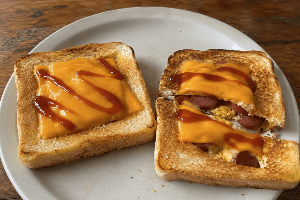 Pão com linguiça, cheddar e ovo na frigideira