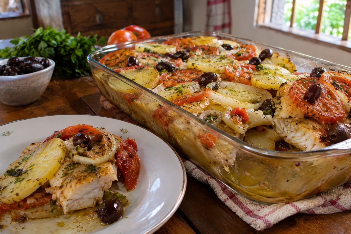 Bacalhau de Forno em apresentação caseira sobre mesa simples