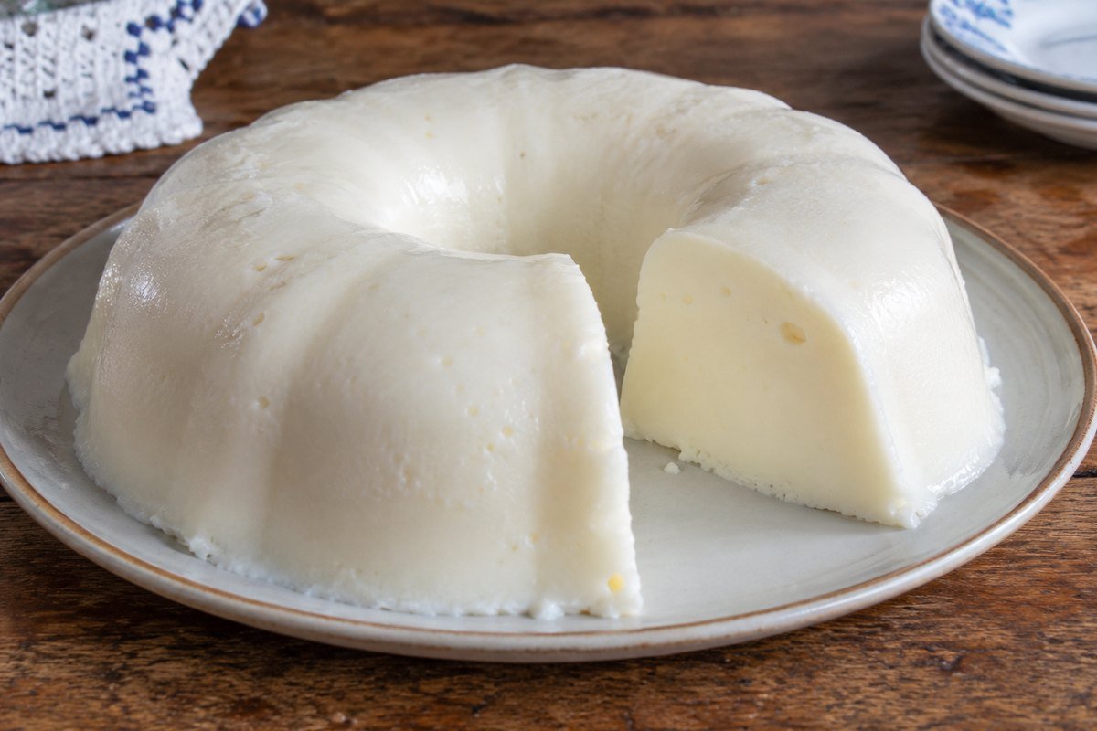 Pudim gelado de maria-mole em apresentação caseira sobre mesa simples