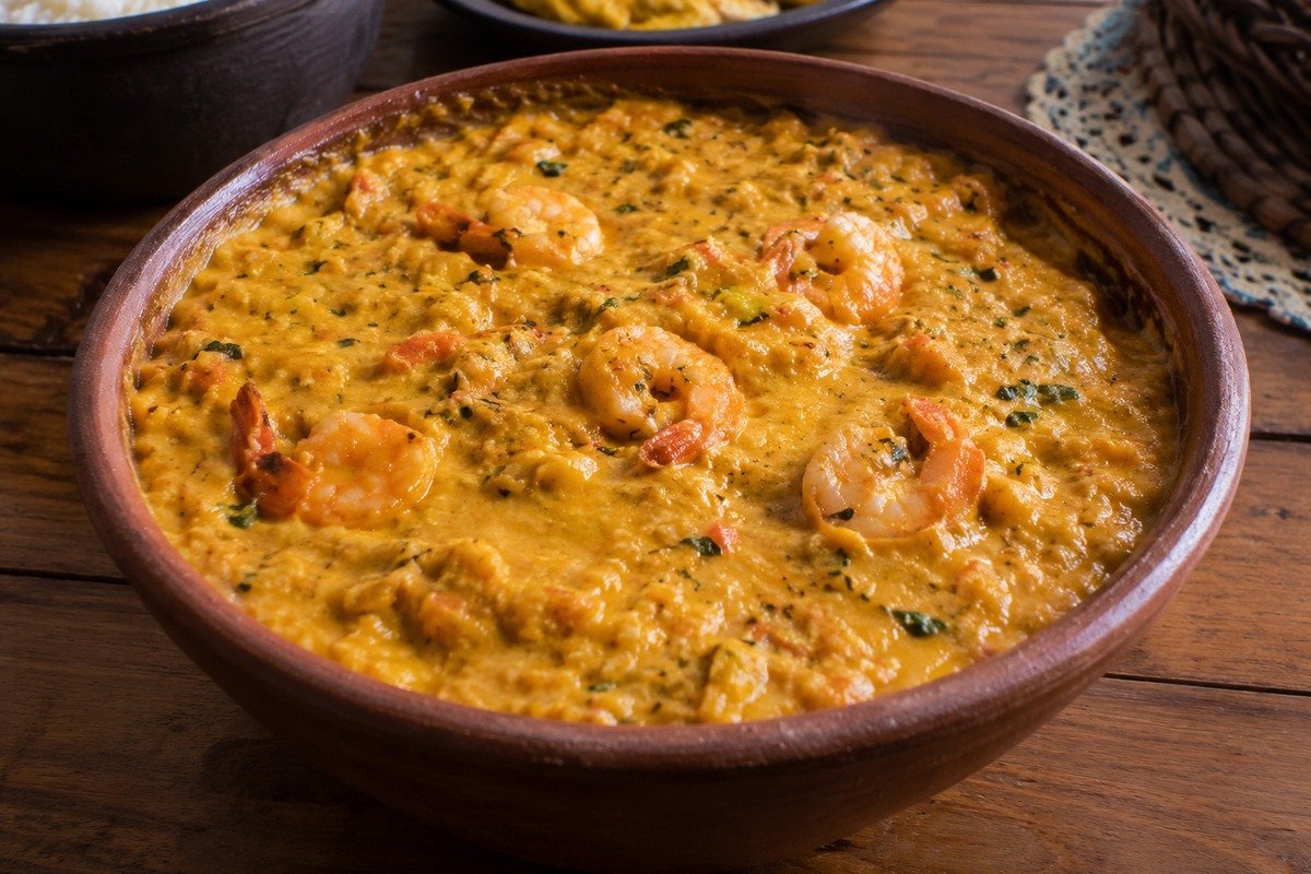 Vatapá simples com trigo, cremoso e amarelo, servido em travessa rústica